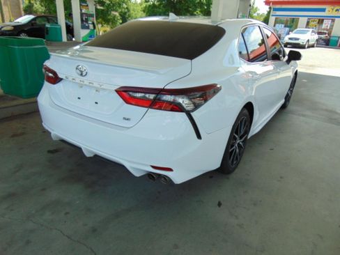 Used 2022 Toyota Camry SE FWD image 4