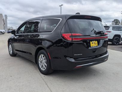 New 2026 Chrysler Pacifica Select