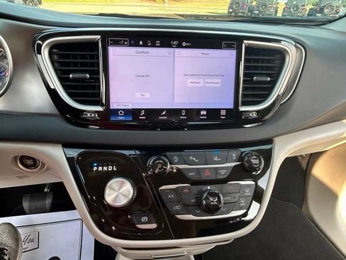 Used 2024 Chrysler Pacifica Touring-L FWD image 15