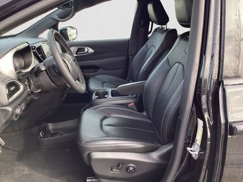 Certified 2024 Chrysler Pacifica Select image 9