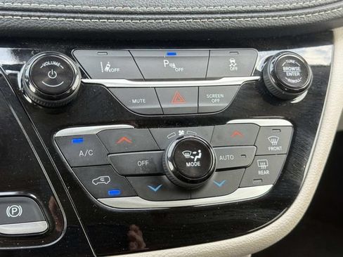 Used 2024 Chrysler Pacifica Limited FWD image 29