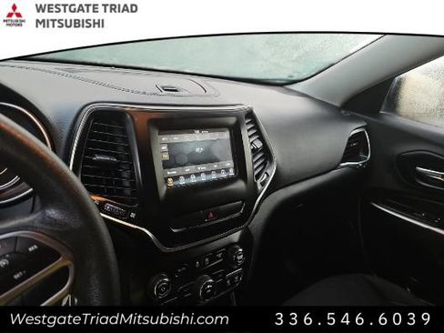 Used 2020 Jeep Cherokee Latitude FWD image 12