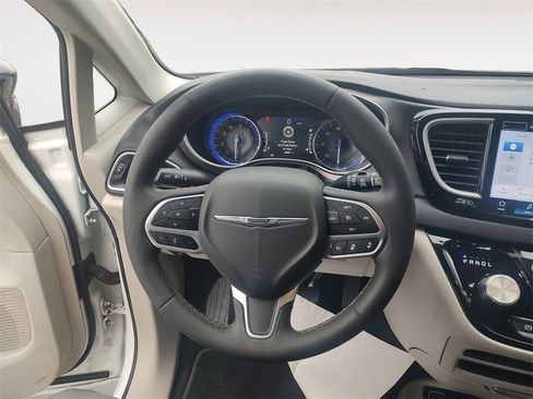 Used 2024 Chrysler Pacifica Touring-L image 12