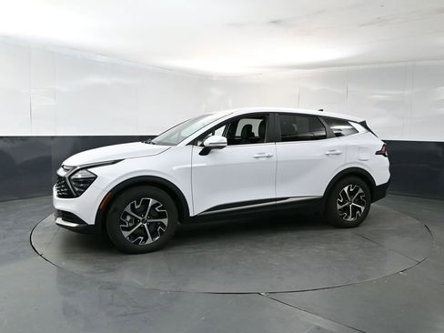 Used 2024 Kia Sportage EX FWD image 2