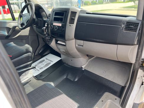 Used 2015 Mercedes-Benz Sprinter 2500 image 18