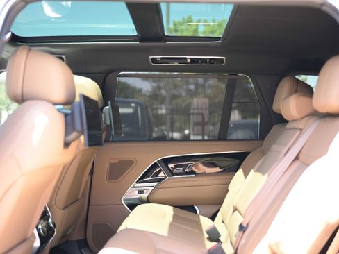 Used 2023 Land Rover Range Rover Long Wheelbase Autobiography image 11