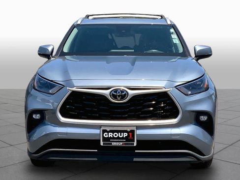 Used 2022 Toyota Highlander XLE FWD image 3