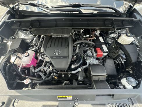 Used 2024 Toyota Highlander XLE AWD/4WD image 34