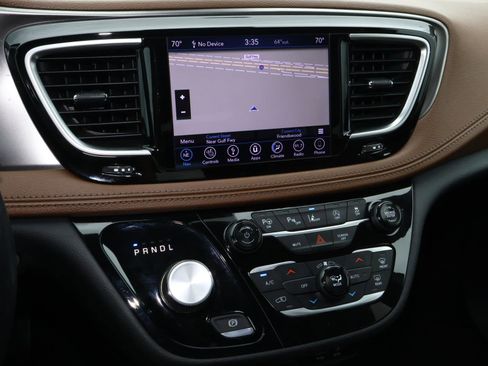 Used 2018 Chrysler Pacifica Limited image 27