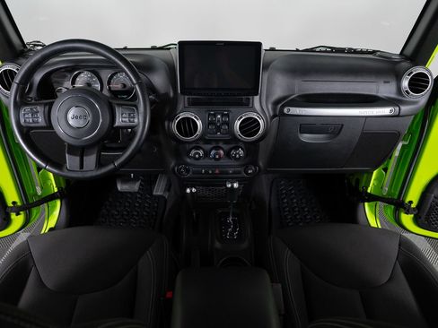 Used 2016 Jeep Wrangler Unlimited Sahara w/ Connectivity Group image 33