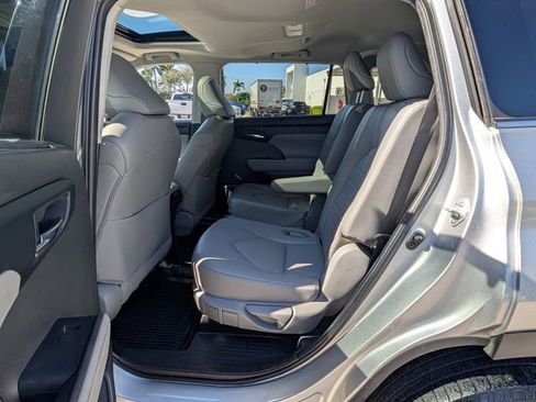 Used 2022 Toyota Highlander XLE image 7