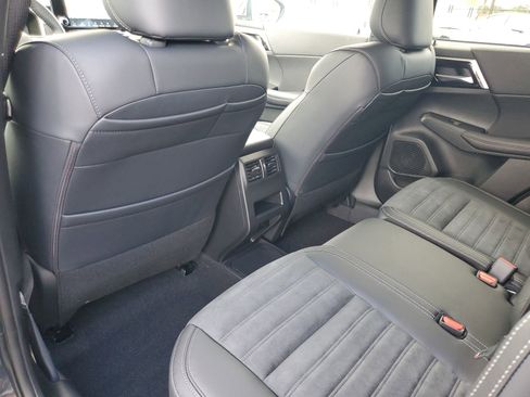 New 2025 Mitsubishi Outlander SE image 22