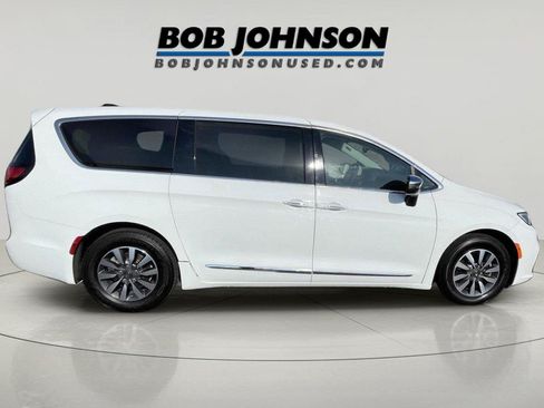 Used 2023 Chrysler Pacifica Limited FWD image 2