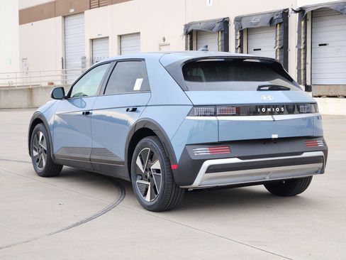 New 2026 Hyundai Ioniq 5 SE image 3