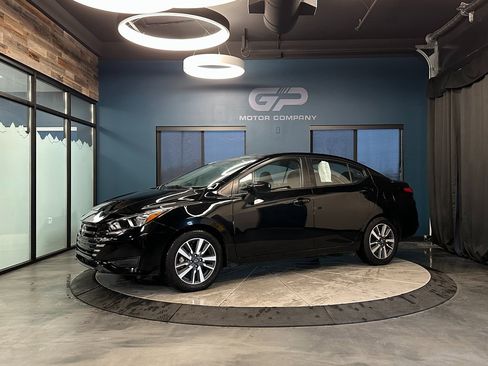 Used 2023 Nissan Versa SV image 7