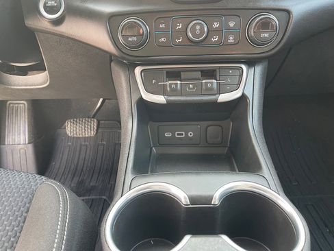 Used 2022 GMC Terrain SLE w/ Driver Convenience Package image 12