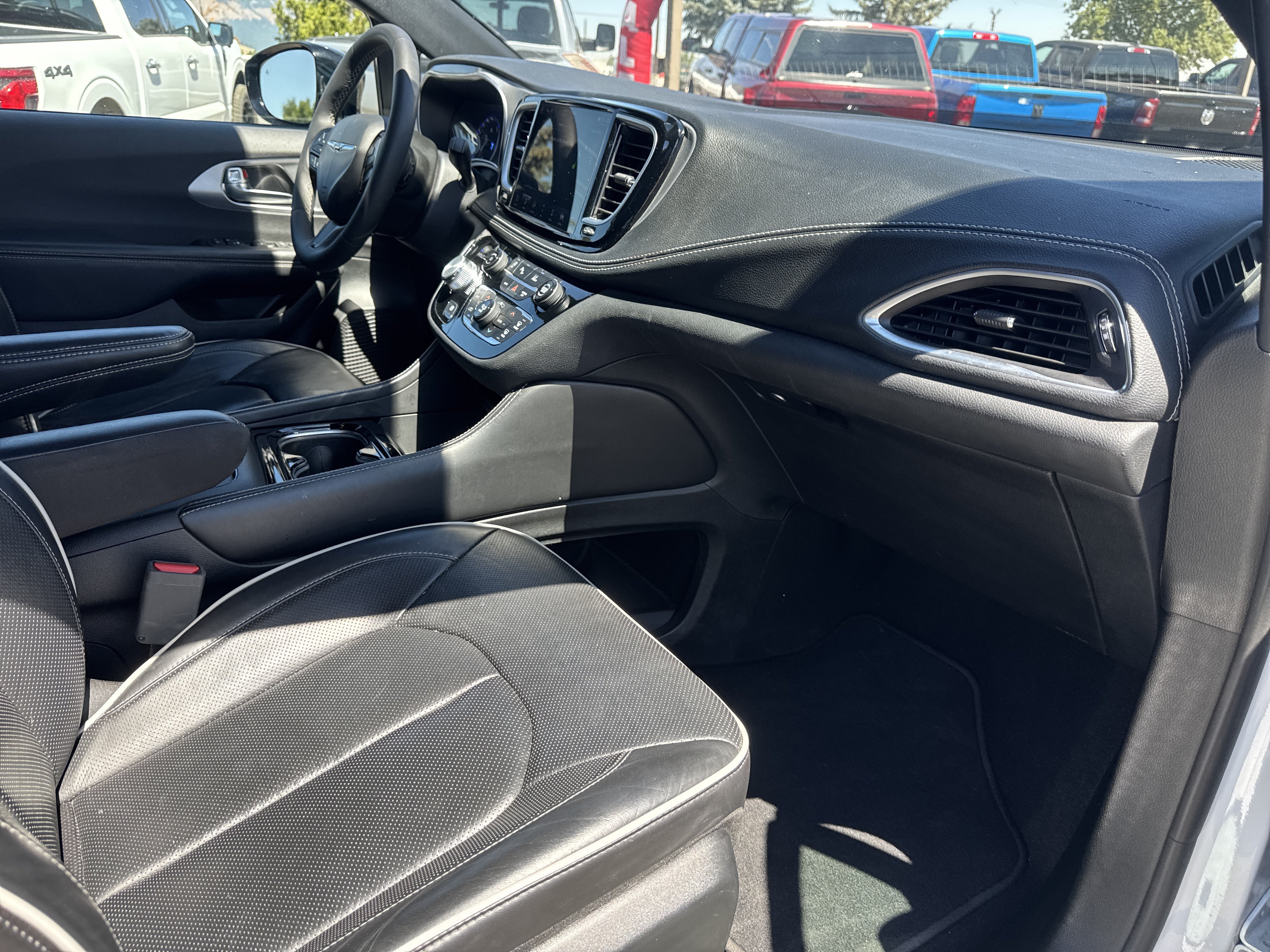 Used 2025 Chrysler Pacifica Limited FWD image 30