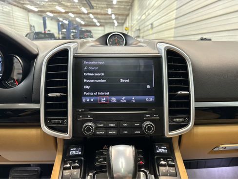 Used 2017 Porsche Cayenne Platinum Edition AWD/4WD image 18
