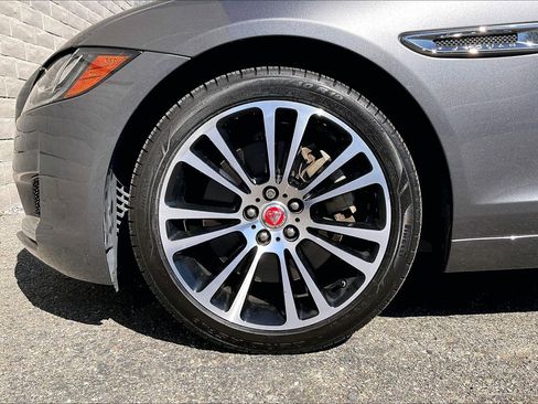 Used 2017 Jaguar XF Prestige image 8