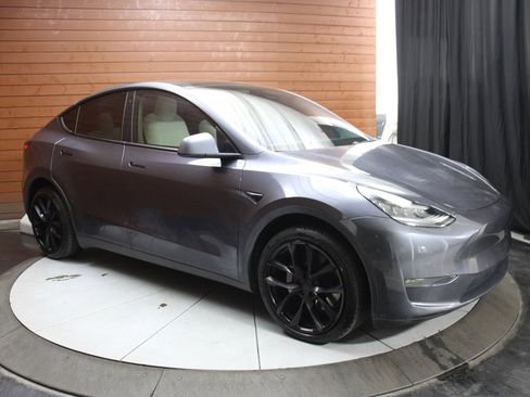 Used 2020 Tesla Model Y Long Range image 14