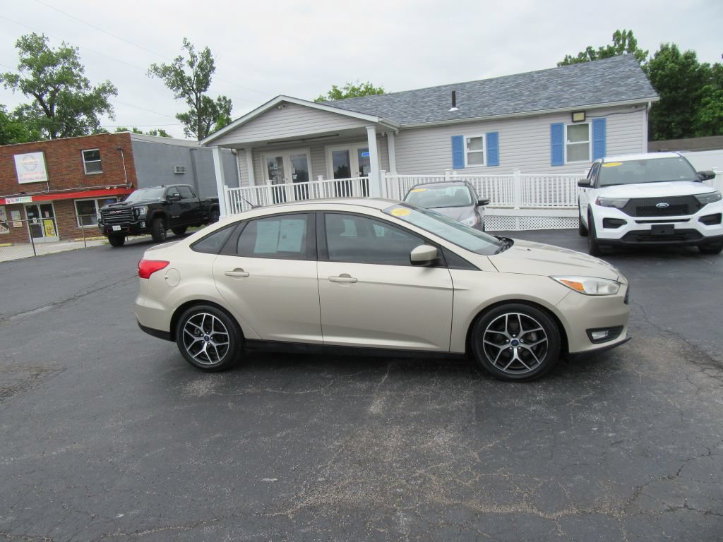 Used 2018 Ford Focus SE w/ SE Appearance Package FWD image 4