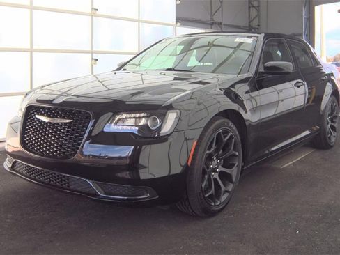 Used 2019 Chrysler 300 Touring w/ Sport Appearance Package image 7
