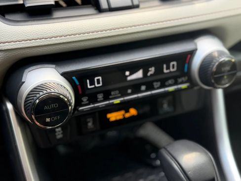 Used 2019 Toyota RAV4 XLE w/ Convenience Package FWD image 30
