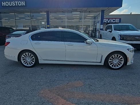 Used 2022 BMW 740i xDrive w/ Premium Package image 8