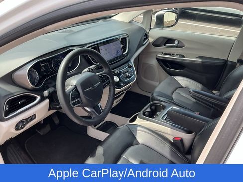 Used 2023 Chrysler Pacifica Touring-L FWD image 7
