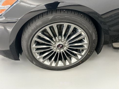 Used 2020 Kia K900 Luxury image 11