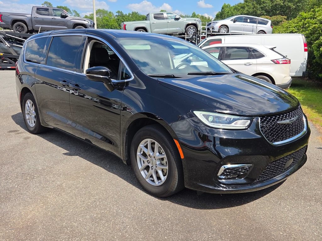 Used 2024 Chrysler Pacifica Touring-L FWD image 16