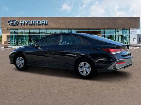 New 2025 Hyundai Elantra SE image 4