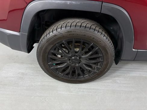 Used 2019 Jeep Cherokee Latitude Plus w/ Comfort/Convenience Group FWD image 11