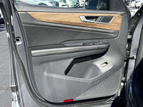 Used 2024 Volkswagen Atlas SE image 19