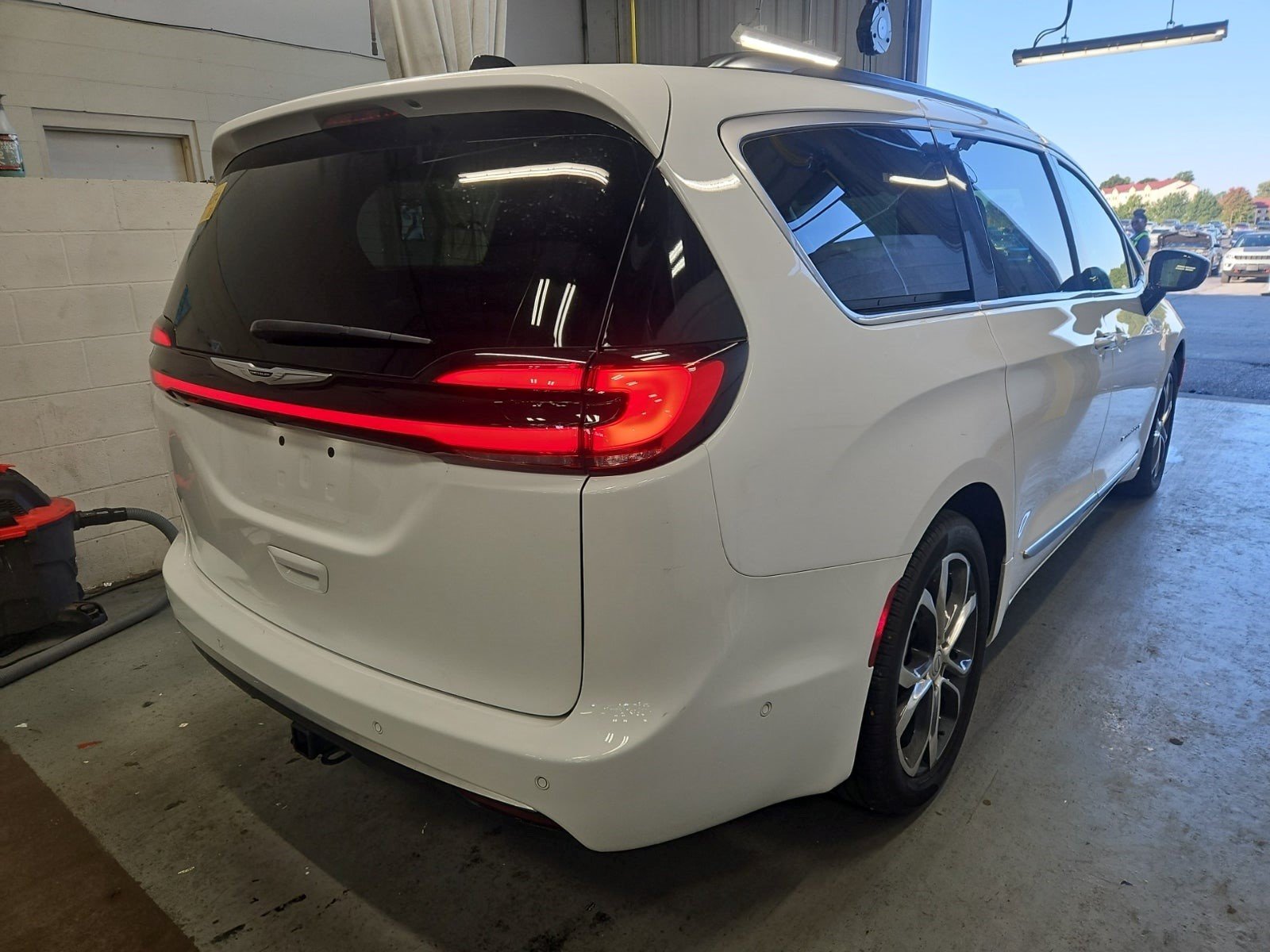 Used 2025 Chrysler Pacifica Select FWD image 6