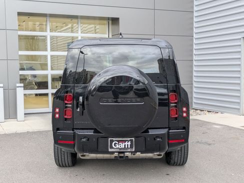 Used 2025 Land Rover Defender 130 X-Dynamic SE image 5