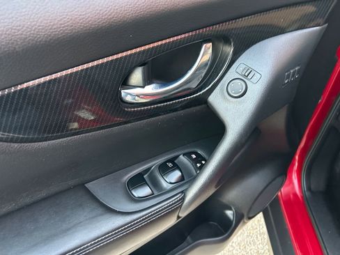 Used 2017 Nissan Rogue SL image 10