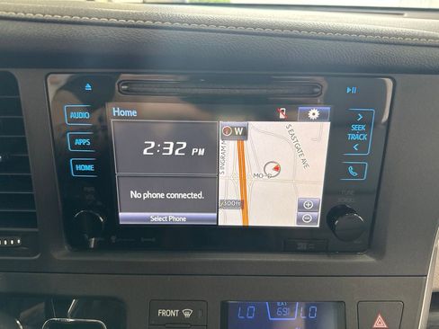 Used 2017 Toyota Sienna XLE w/ XLE Navigation Package FWD image 26