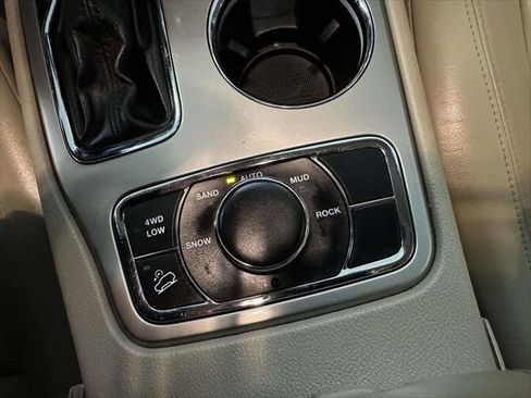 Used 2017 Jeep Grand Cherokee Limited image 31