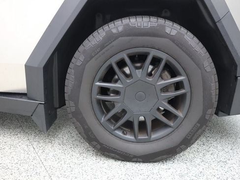Used 2024 Tesla Cybertruck AWD Crew Cab image 7