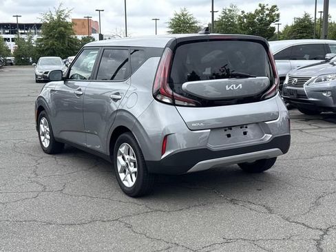 Used 2025 Kia Soul LX w/ LX Technology Package FWD image 4