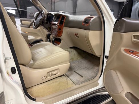 Used 2004 Toyota Land Cruiser image 25