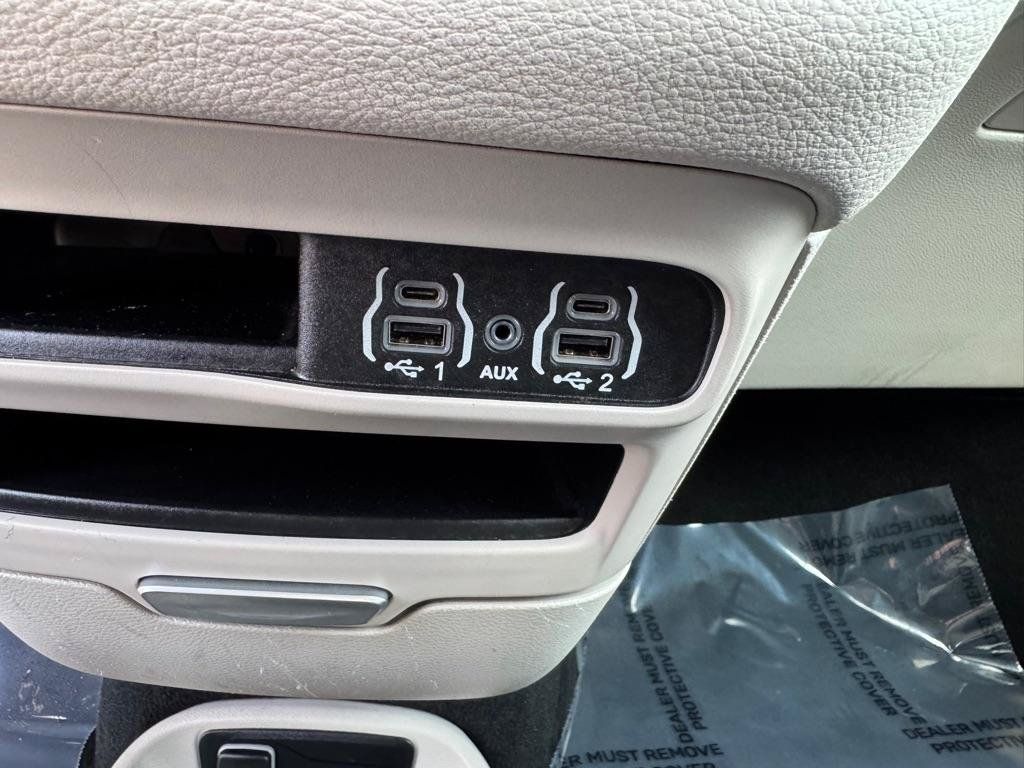 Used 2024 Chrysler Pacifica Limited FWD image 40