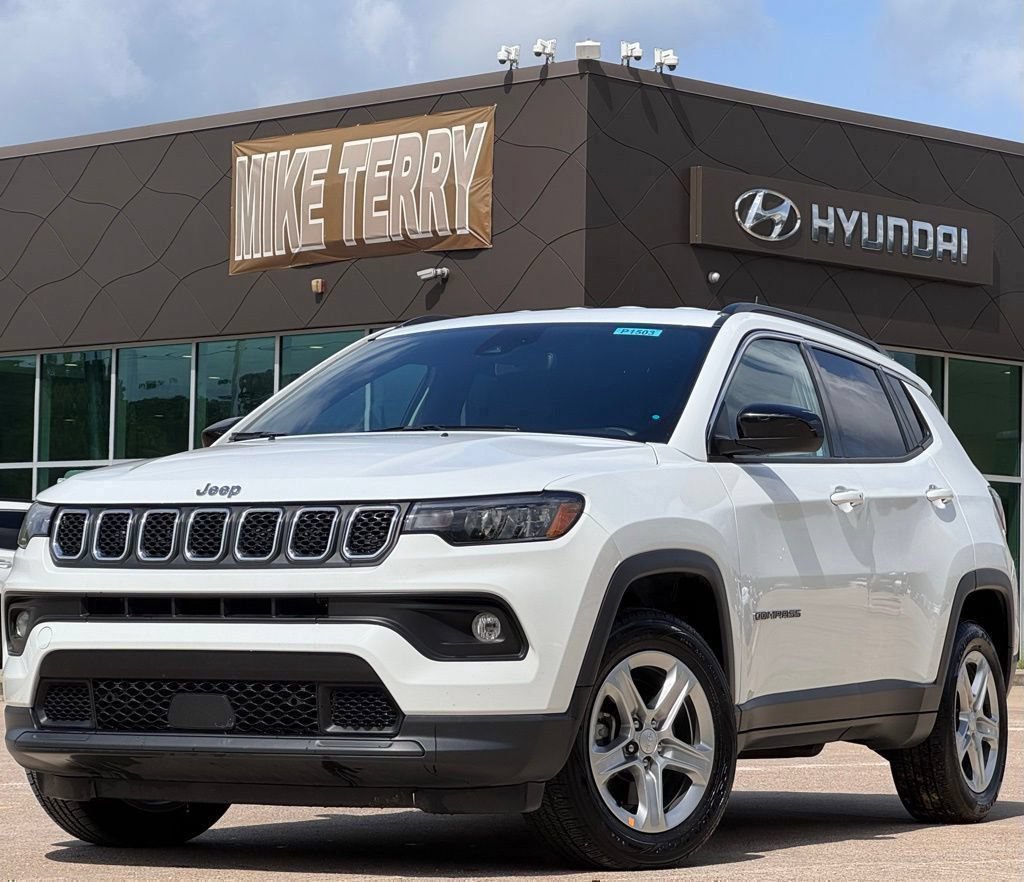 Used 2024 Jeep Compass Latitude AWD/4WD image 1