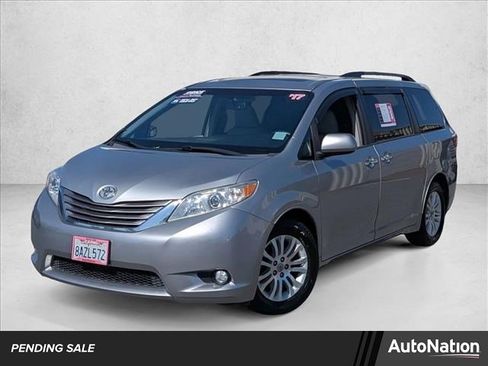 Used 2017 Toyota Sienna XLE Premium FWD image 1