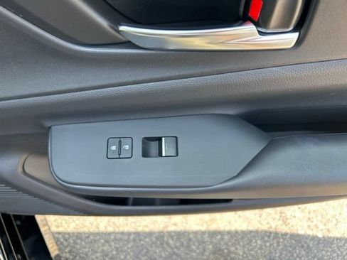 Used 2025 Toyota Prius Plug-In Hybrid FWD image 33