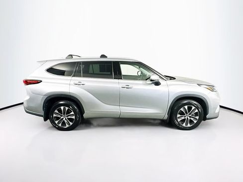 Used 2022 Toyota Highlander XLE AWD/4WD image 8