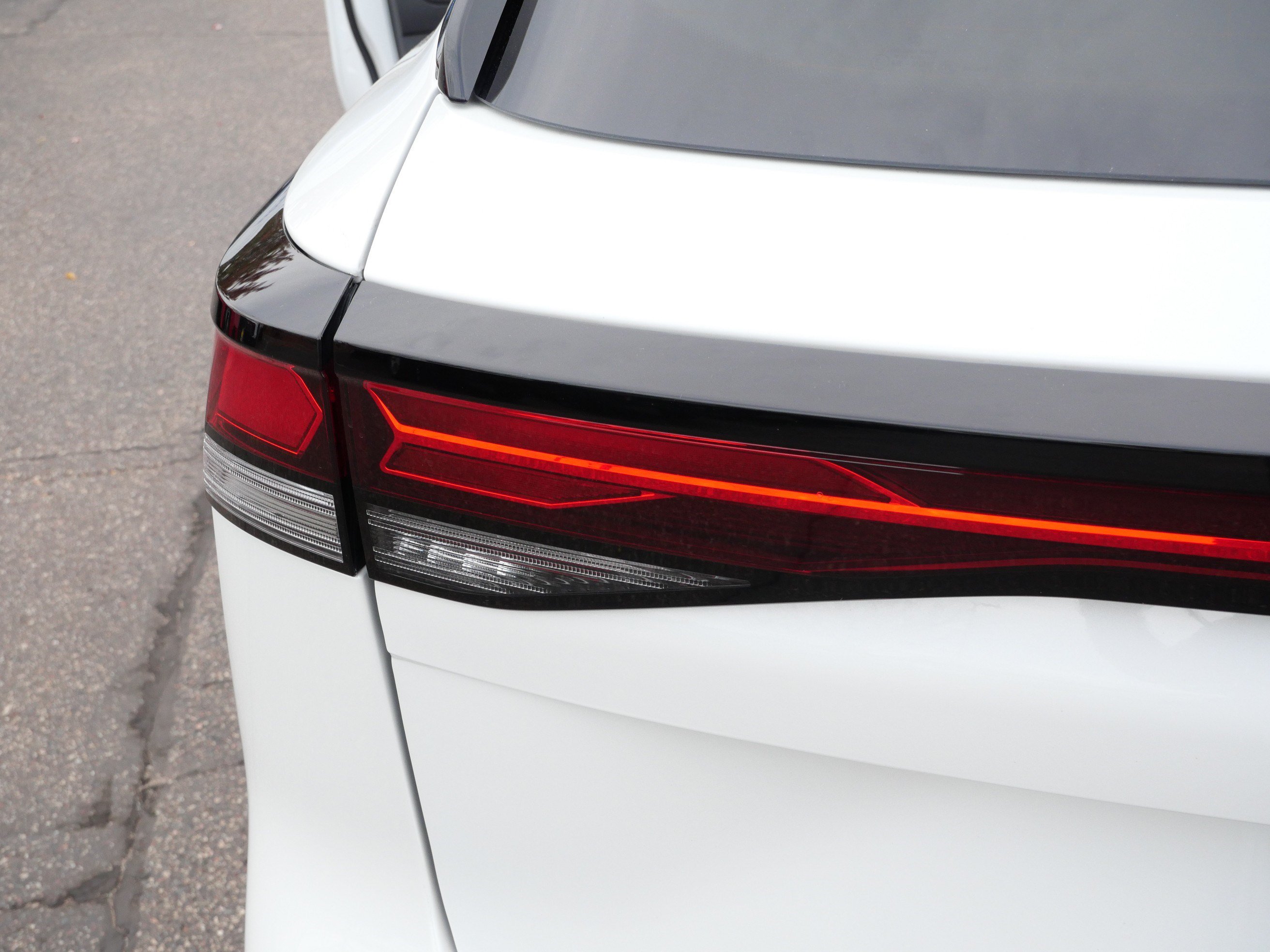 Certified 2025 Volkswagen Tiguan SE R-Line AWD/4WD image 17