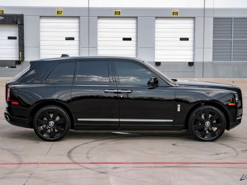 Used 2022 Rolls-Royce Cullinan image 16
