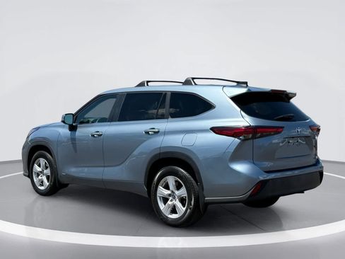 Used 2023 Toyota Highlander LE AWD/4WD image 3